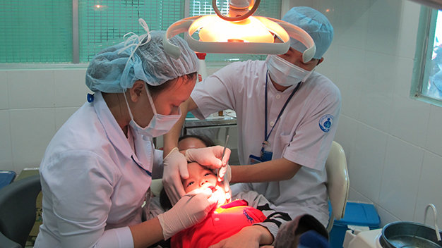 Nhiều trẻ bỗng nhiên... không còn răng