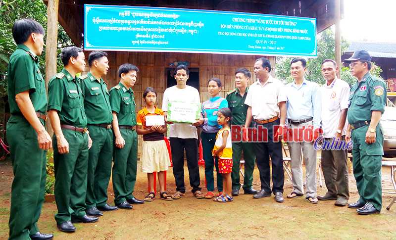 “Vượt biên” tiếp sức ước mơ cho học sinh nghèo “Vượt biên” tiếp sức ước mơ cho học sinh nghèo