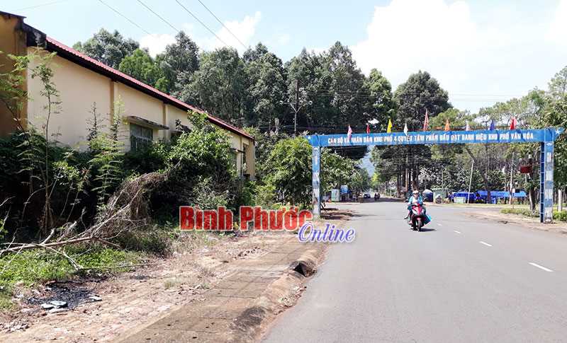 Nhếch nhác ở cổng chào khu phố Nhếch nhác ở cổng chào khu phố