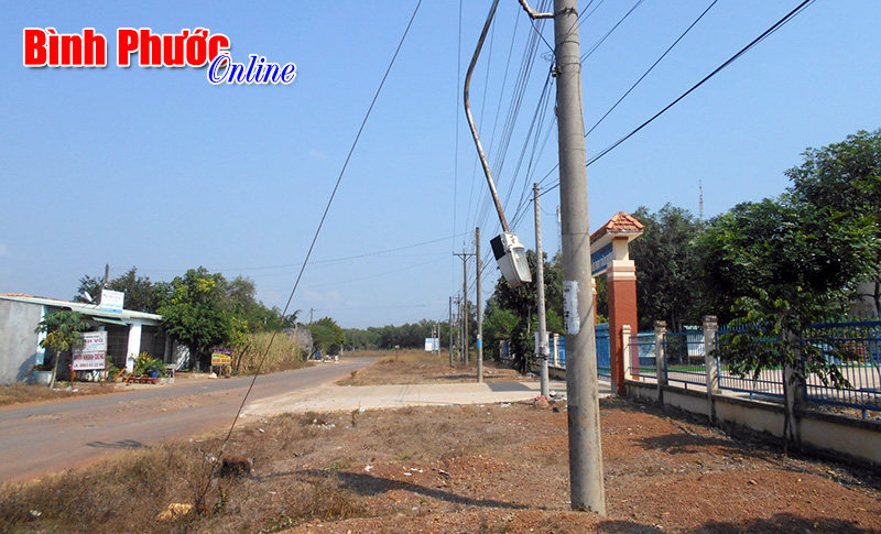 Đèn cao áp gãy vẫn chưa được khắc phục